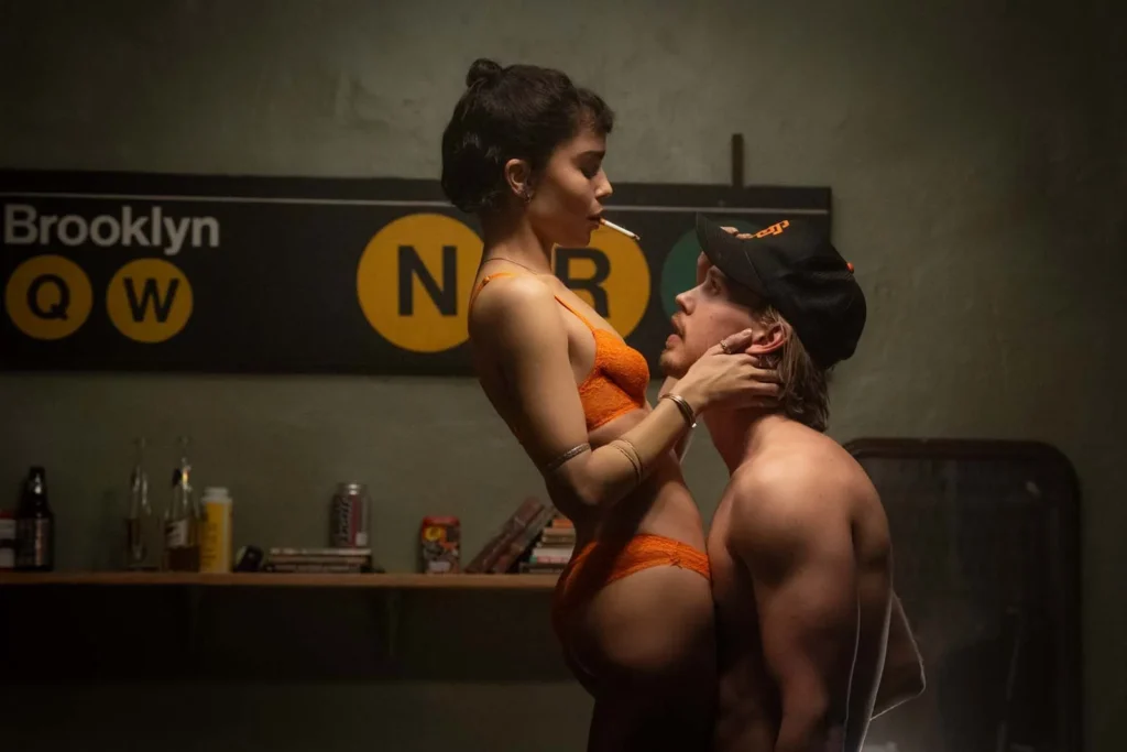 Zoë Kravitz et Austin Butler dans le film Pris au piège - Caught Stealing (2025)