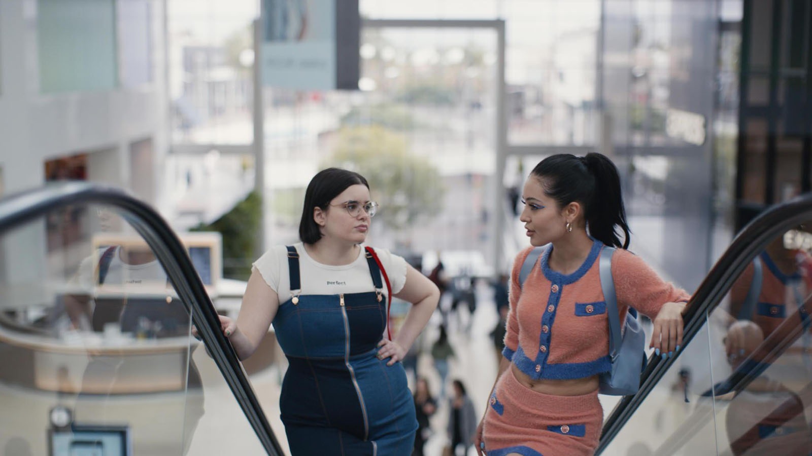 Barbie Ferreira en robe en jean Alice Mc­Call et Alexa Demis dans la série Euphoria.