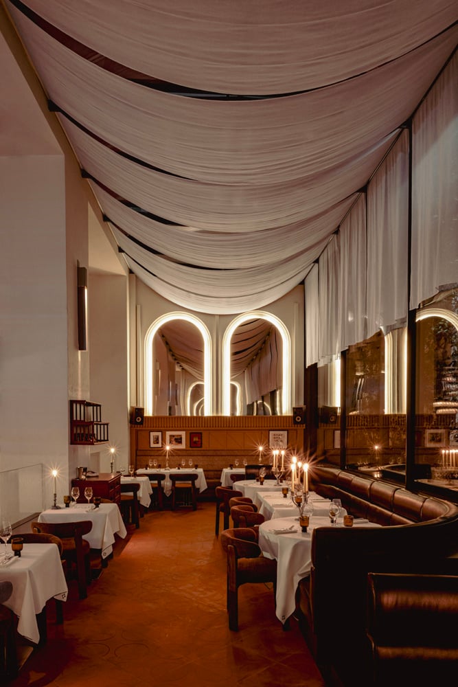 La salle du restaurant de l'Hotel Expérimental Maris à Paris, un des nouveaux restaurants Paris printemps 2025