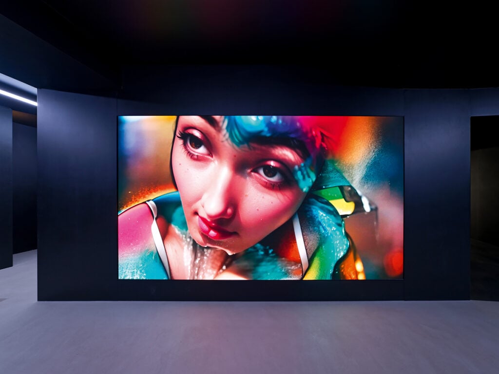Anhar Salem dans l'exposition 1000 milliards d'images chez Reiffers Art Initiatives, Paris.