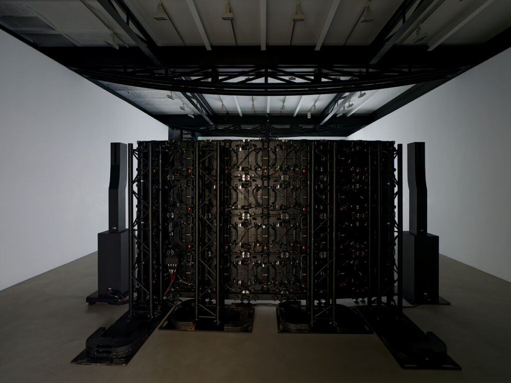 Installation vidéo des artistes Caroline Poggi et Jonathan Vinel. Vue de l'exposition 1000 milliards d'images chez Reiffers Art Initiatives, Paris.