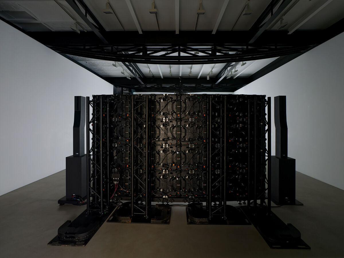 Installation vidéo des artistes Caroline Poggi et Jonathan Vinel. Vue de l'exposition 1000 milliards d'images chez Reiffers Art Initiatives, Paris.