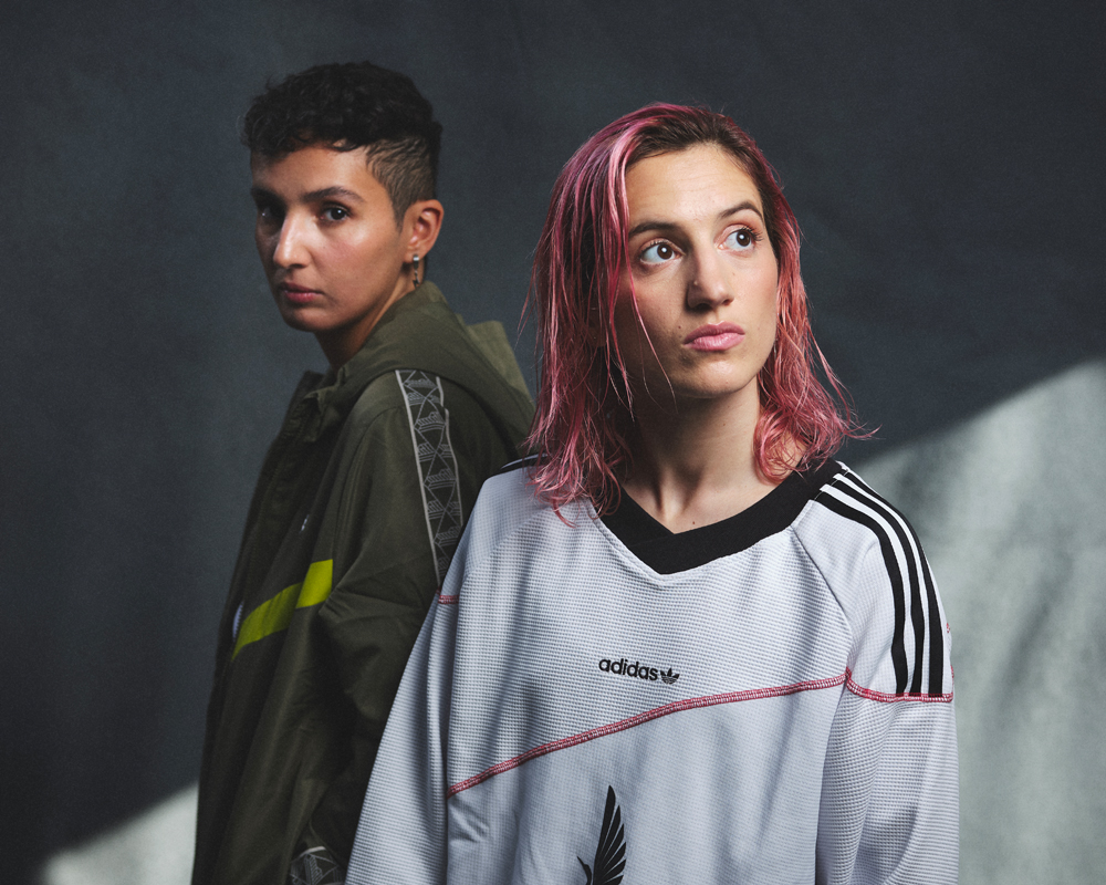 Fatima Daas et Aloïse Sauvage prennent la pose côte à côté sur un arrière-plan gris.