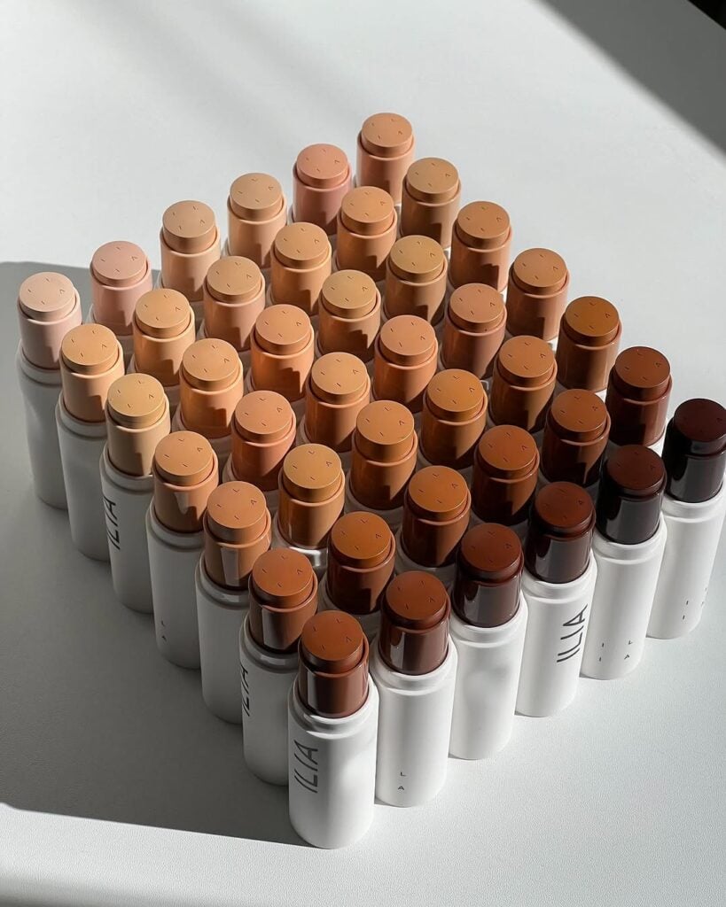 les fonds de teint en stick de la marque de beauté clean Ilia Beauty.