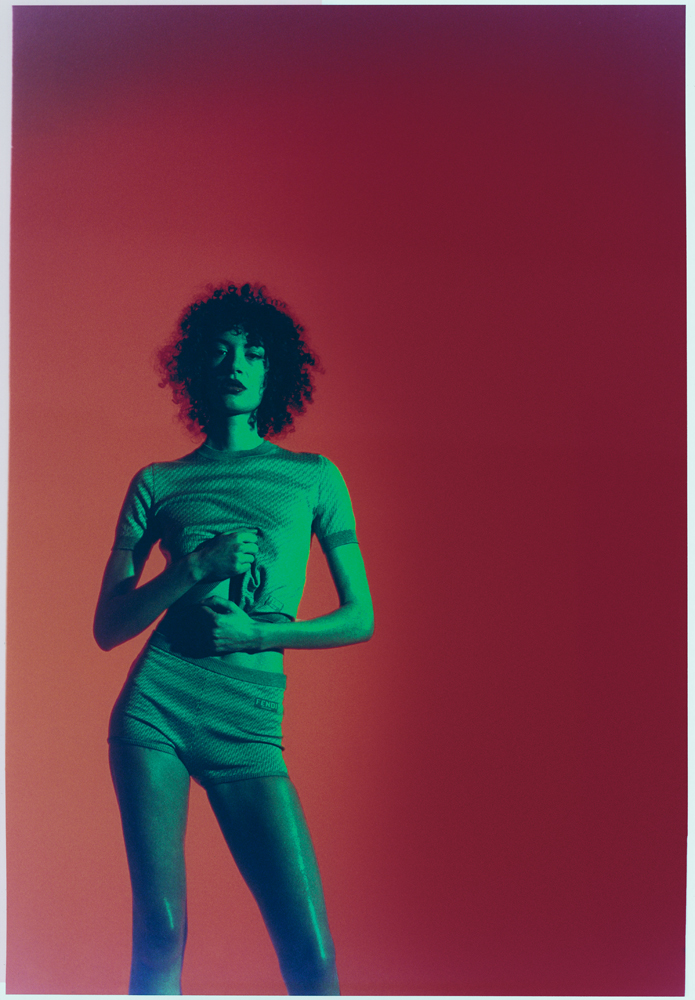 Portrait de Jäde. Pull et culotte en laine et soie, Fendi.
