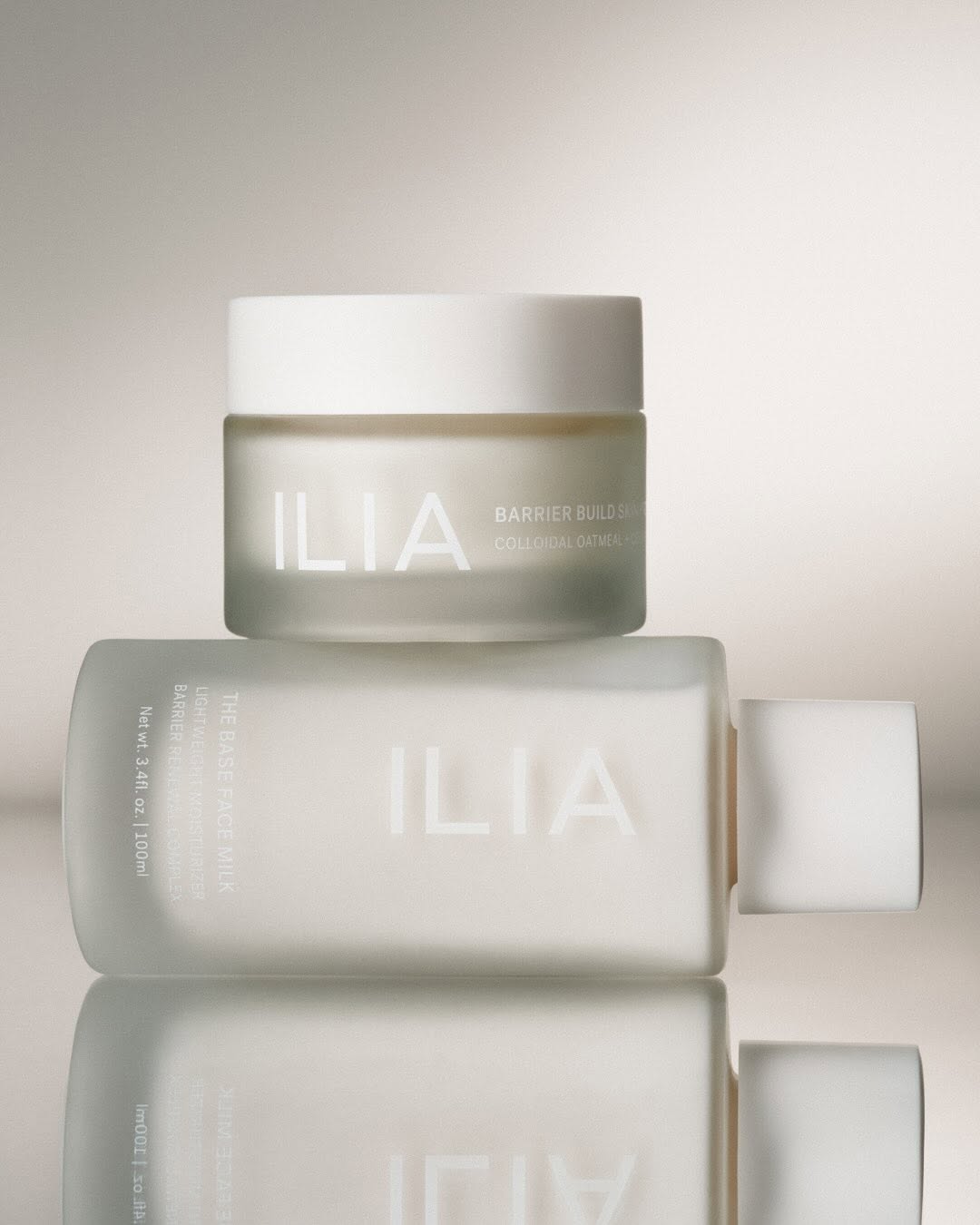 La lotion préhydratante Face Milk et la crème protectrice Barrier Build Skin de Ilia Beauty pour améliorer sa peau.