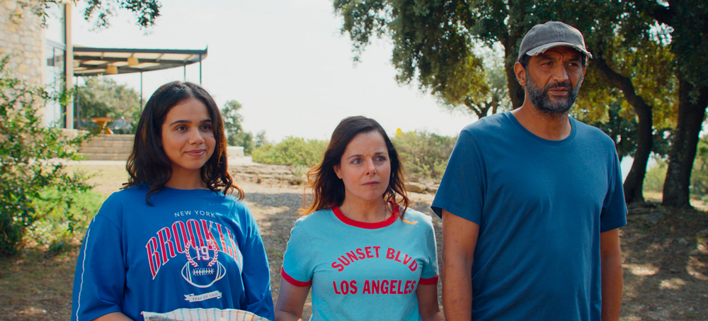 Photo des acteurs Laure Calamy et Ramzy Bedia dans le film Classe moyenne (2025) d'Antony Cordier.