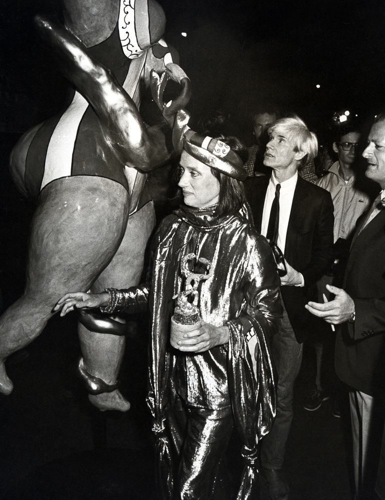 L'artiste Niki de Saint Phalle en Dior par Marc Bohan