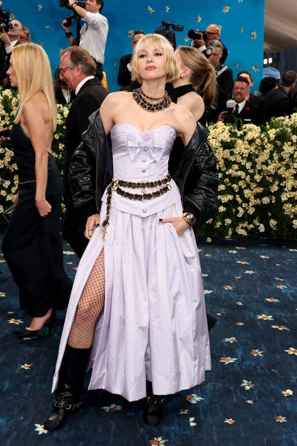 Angèle en Chanel au Met Gala en 2025