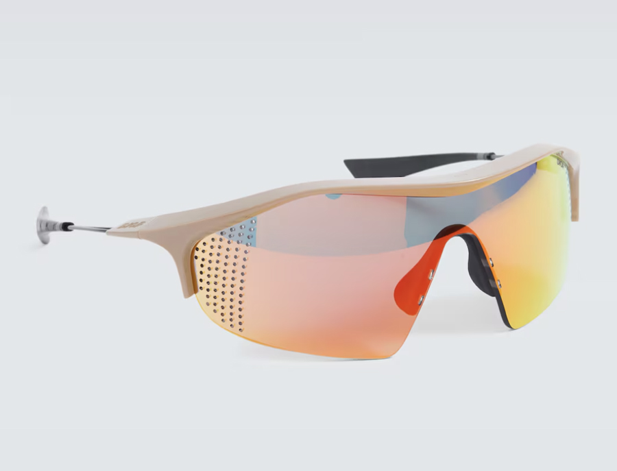 lunettes de soleil futuristes avec des verres oranges dior