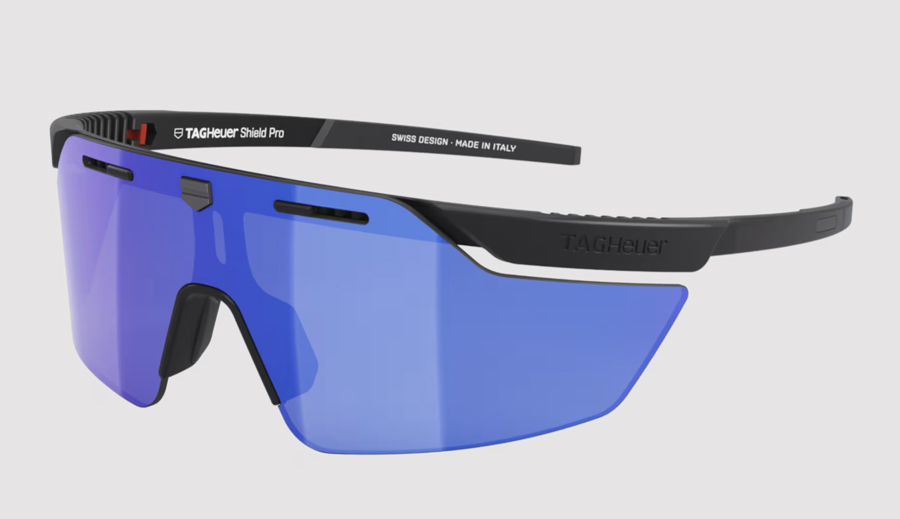 lunettes de soleil en graphite ultra légères avec des verres bleus Tag Heuer.