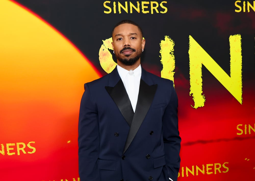 L'acteur Michael B. Jordan sur le photocall du film Sinners à New York sur un arrière-plan rouge.