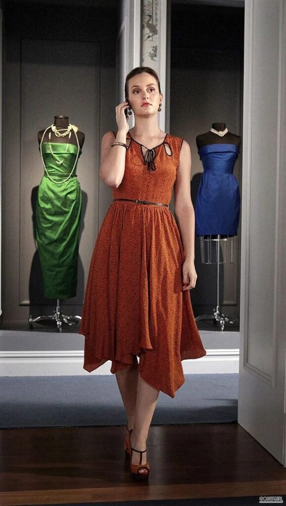 blair Walrdof en robe orange dans Gossip Girl.
