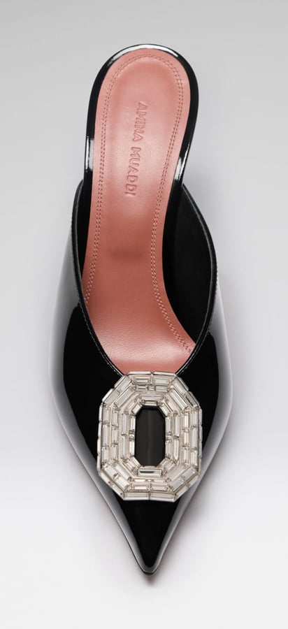 mules talon haut en cuir verni noir à ornement amina muaddi