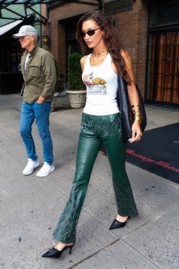 bella hadid mules à lacets pantalon cuir lunettes de soleil carrées