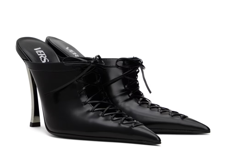 mules bout pointu talon haut cuir noir et lacets versace