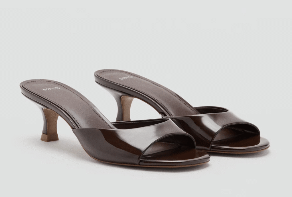 mules ouvertes à petit talon tendance cuir verni mango