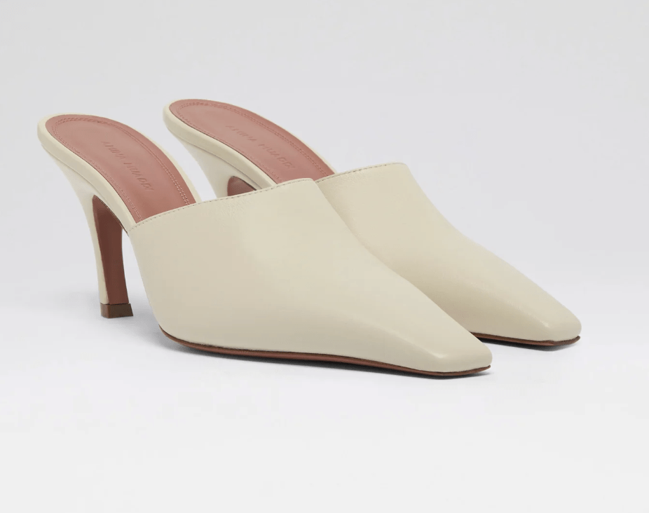 mules à talon et en cuir beige tendance amina muaddi