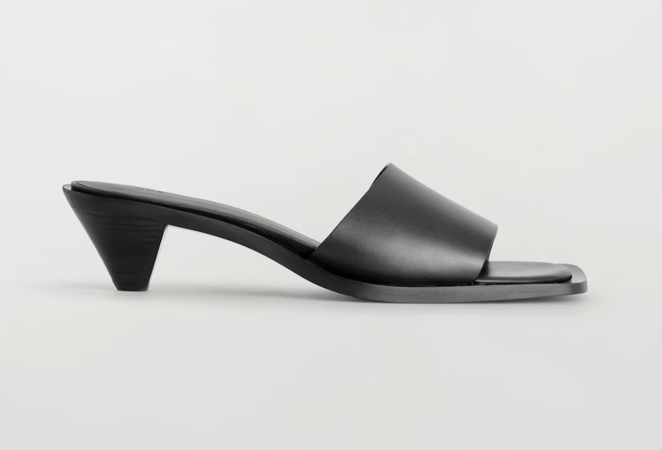 mules ouvertes en cuir noir tendance cos
