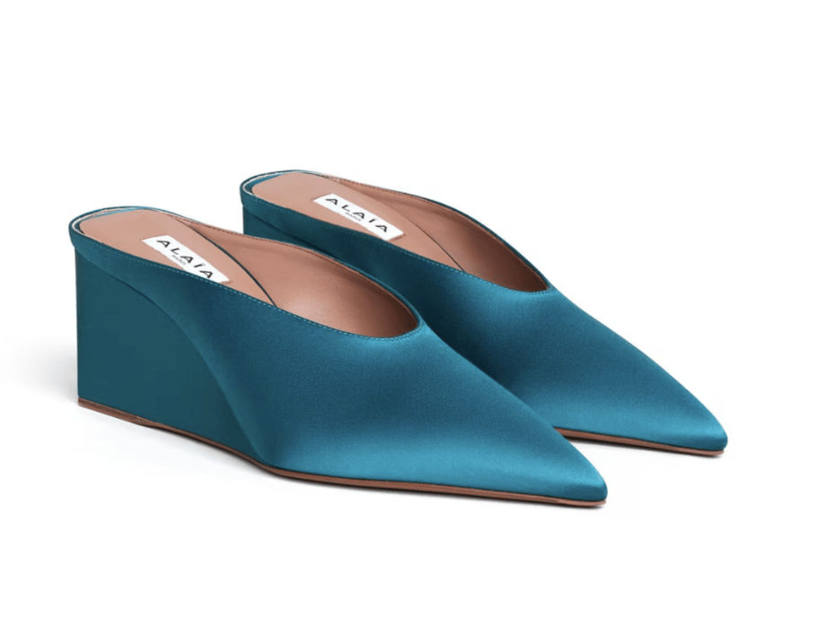 mules à talon compensé en satin bleu tendance alaia