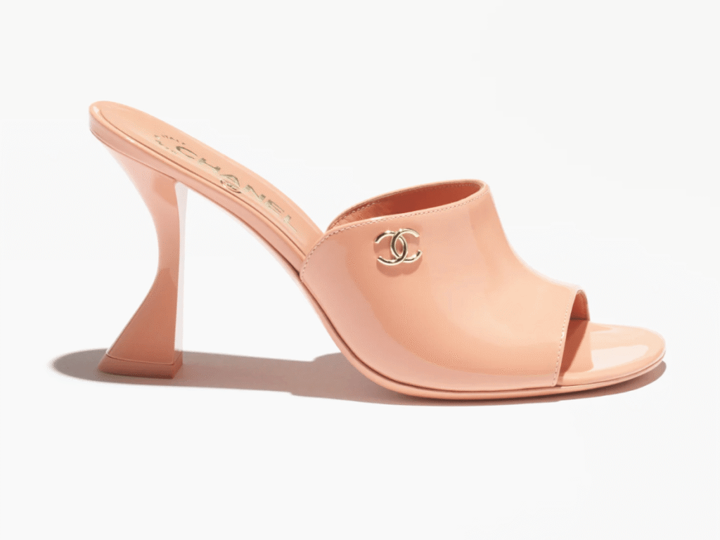 mules ouvertes à talon tendance cuir verni chanel