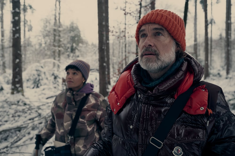 Photo de Murray Bartlett et Maisie Richardson-Sellers au milieu d'arbres enneigés dans la saison 2 de la série Nine Perfect Strangers.