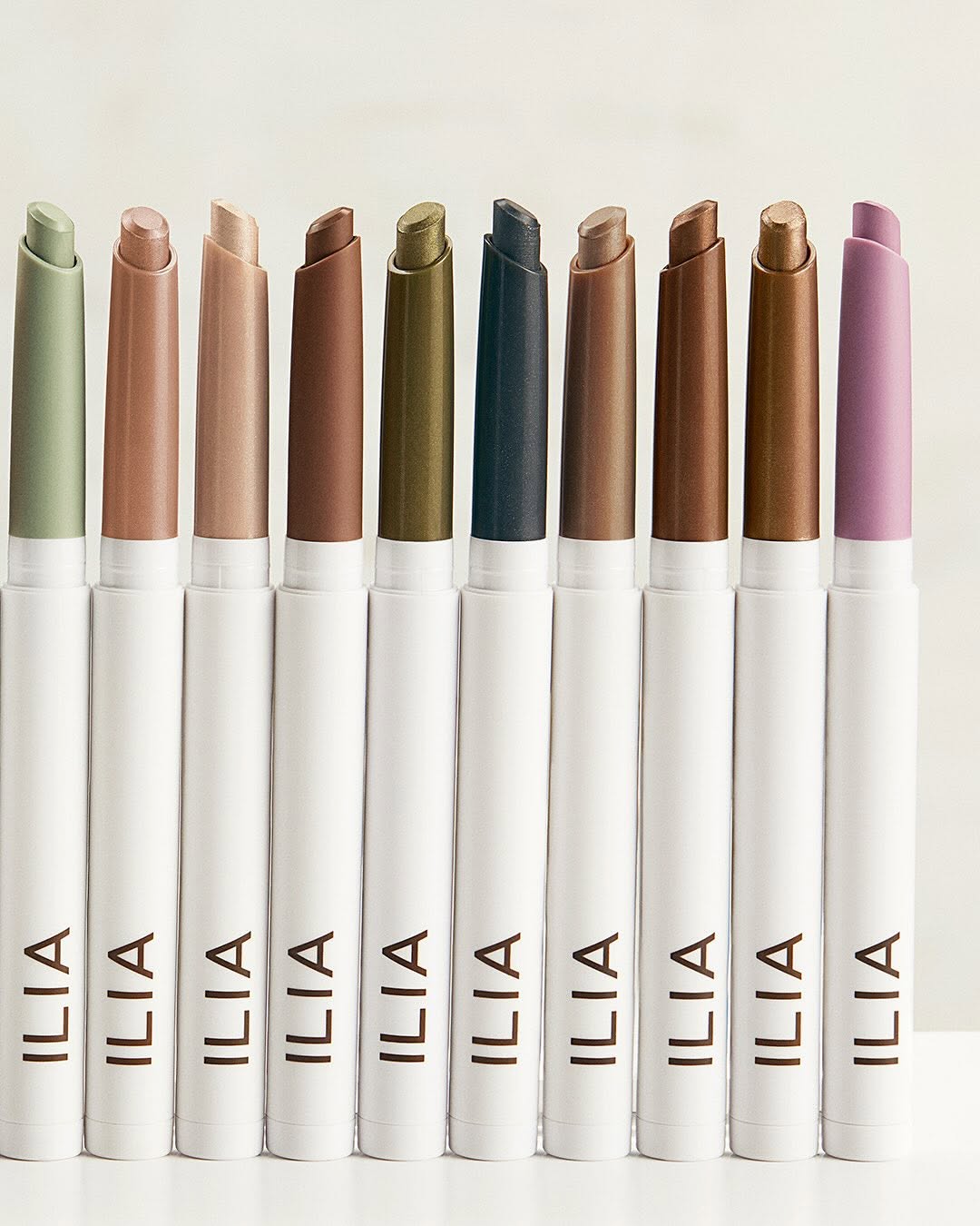 Les ombres à paupières en stick Stylus Shadow déclinées dans des différentes teintes brillantes et mates.