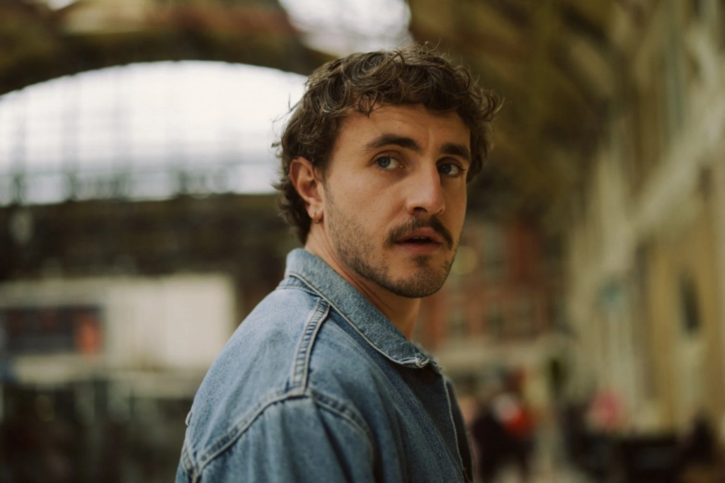 L'acteur Paul mescal regarde la caméra dans le film Sans jamais nous connaître d'Andrew Haigh.