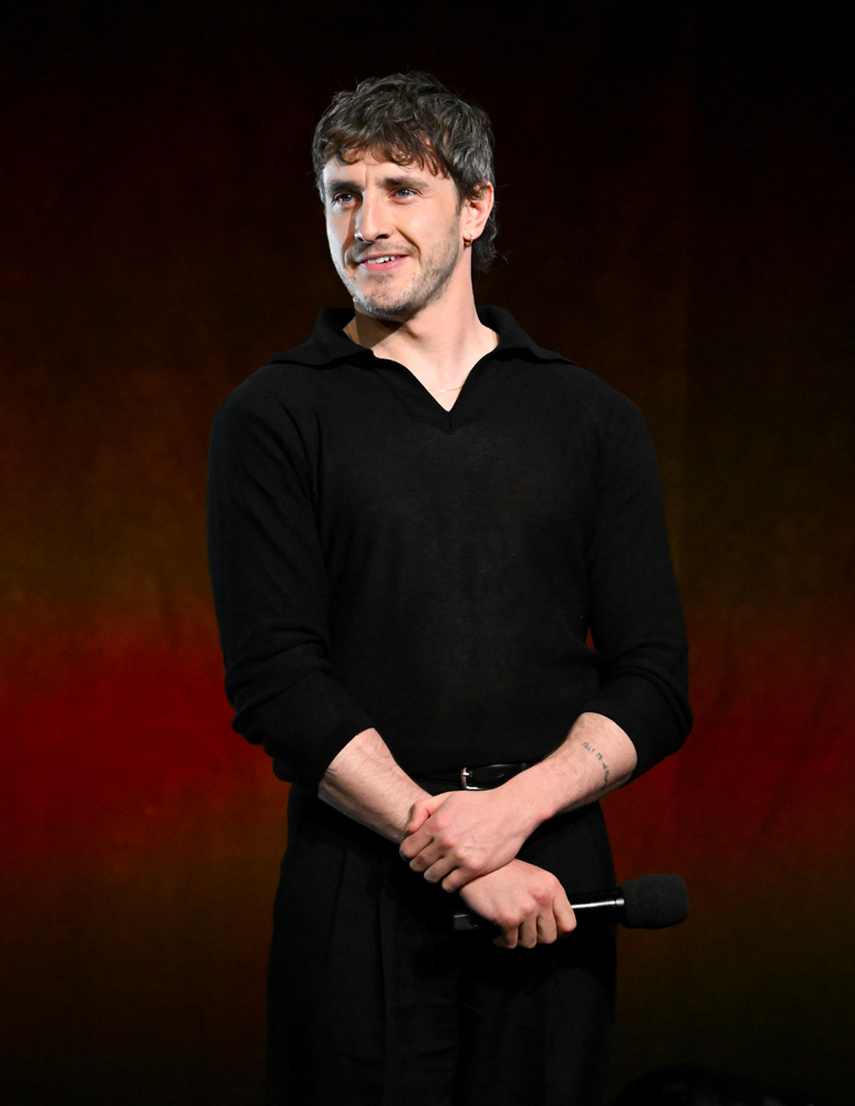 Paul Mescal prend la pose vêtu de noir, micro en main, au CinemaCon 2025 © Gilbert Flores/Variety via Getty Images.
