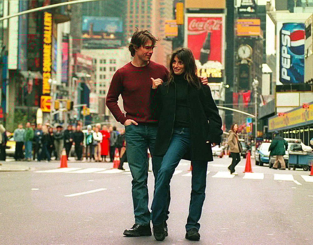 Tom Cruise et Pénélope Cruz sur le tournage du film Vanilla Sky à Times Square le 12 novembre 2000 © Mario Magnani/Liaison.