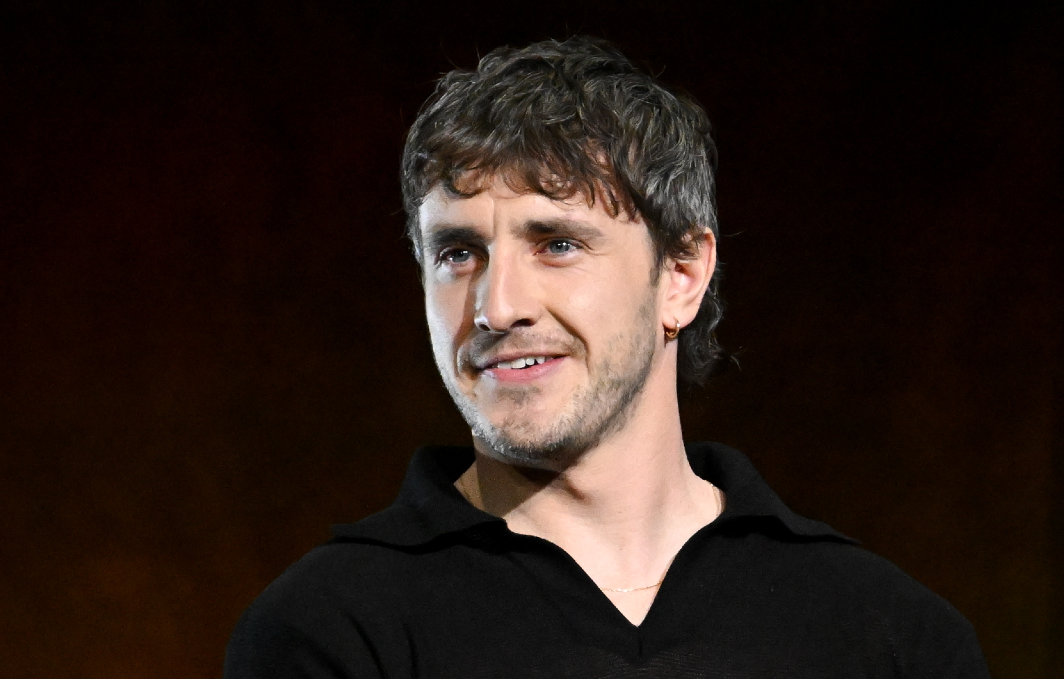 Paul Mescal prend la pose vêtu de noir, micro en main, au CinemaCon 2025 © Gilbert Flores/Variety via Getty Images.