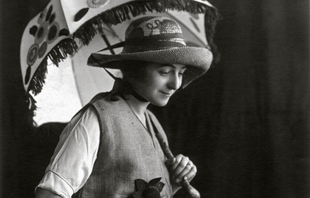 Sonia Delaunay portant ses créations Casa Sonia. Madrid, vers 1918-1920. © Museo Thyssen.