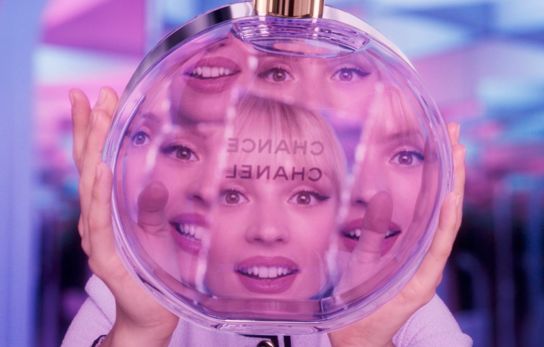 Angèle égérie du parfum Chance Eau Splendide de Chanel