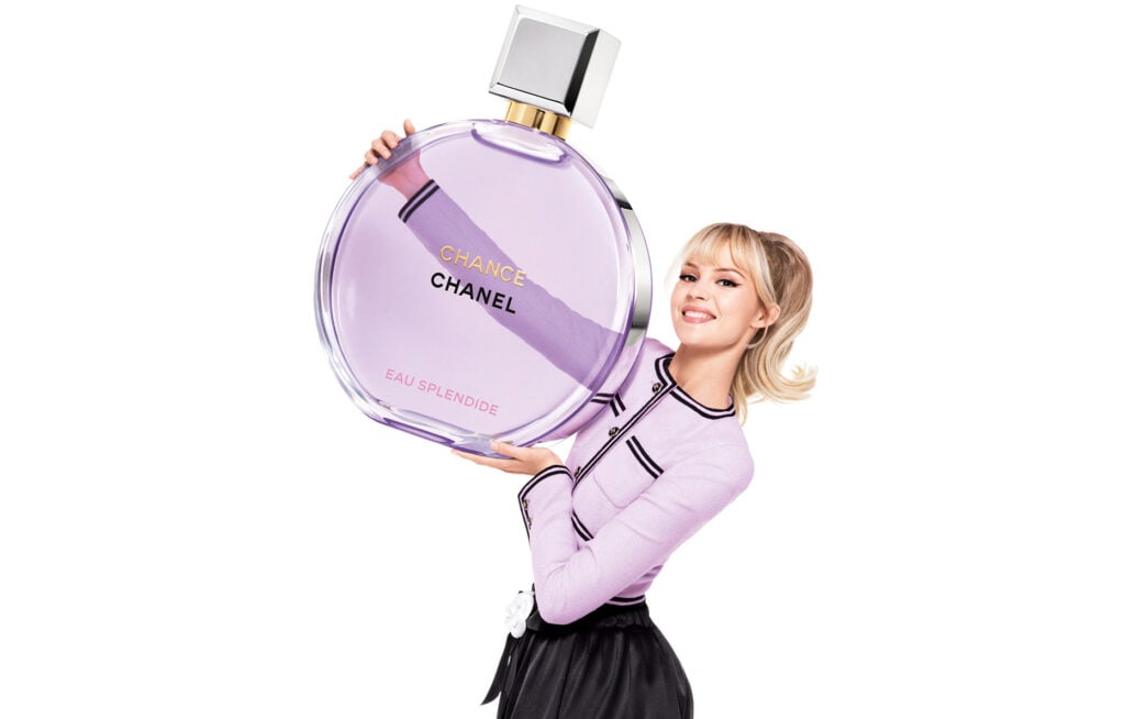 Angèle égérie du parfum Chance Eau Splendide de Chanel