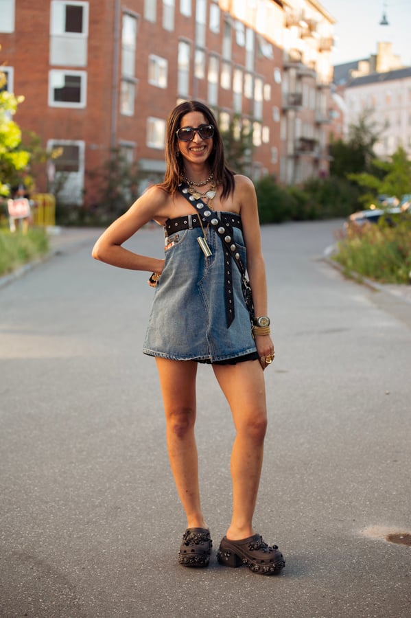 selma kaci en crocs x simone rocha