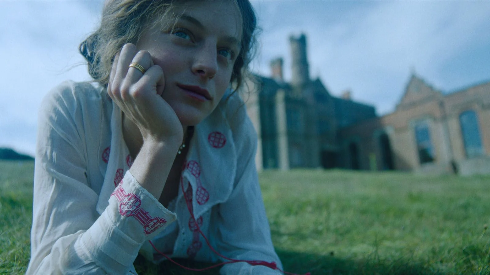 Emma Corrin dans L'amant de Lady Chatterley en 2022.