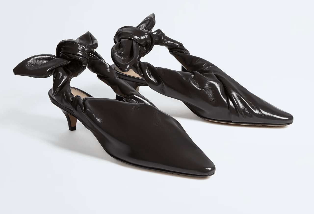 slingbacks à petit talon en cuir verni tendance printemps-ete 2026 bottega veneta