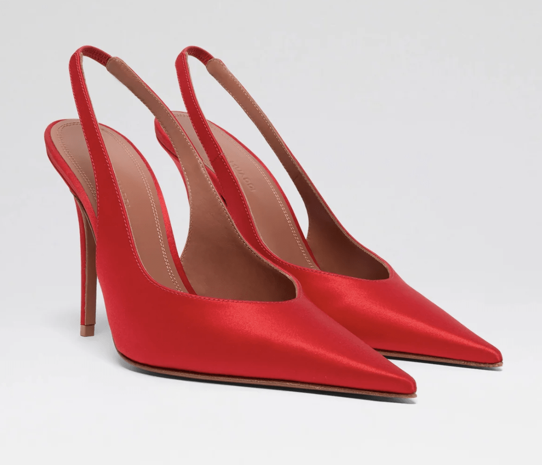 slingbacks en satin rouge amina muaddi tendance printemps-été 2026