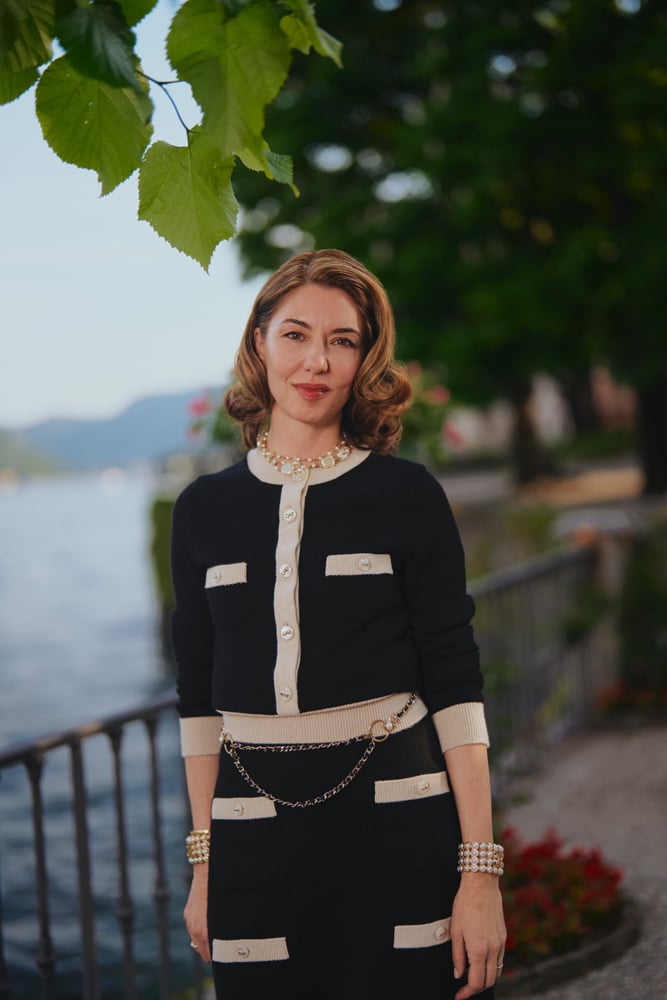Sofia Coppola habillée dans un ensemble en tweed Chanel au défilé Chanel Croisière 2025-2026.