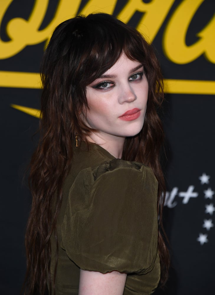 À l'affiche du film Her Private Hell, Sophie Thatcher prend la pose sur un photocall dans une robe kaki.
