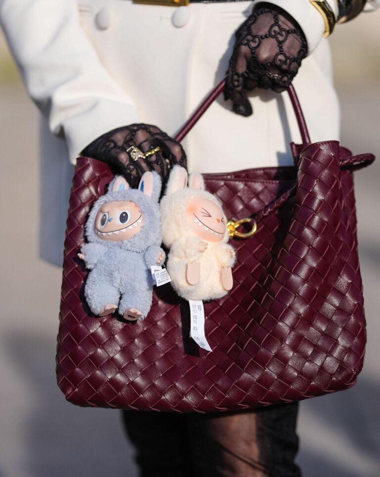 bag charms labubu sur un sac bottega veneta intrecciato