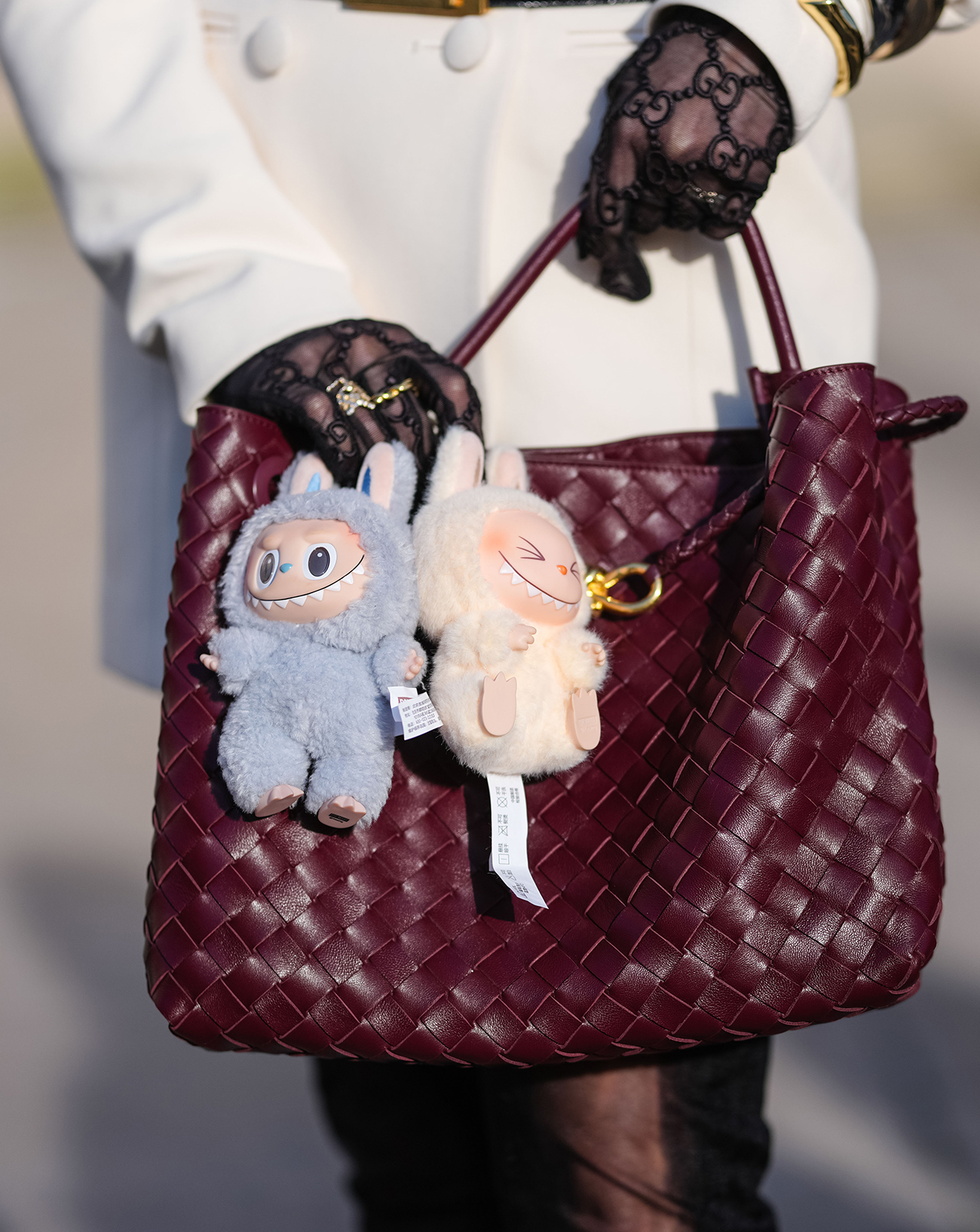 bag charms labubu sur un sac bottega veneta intrecciato