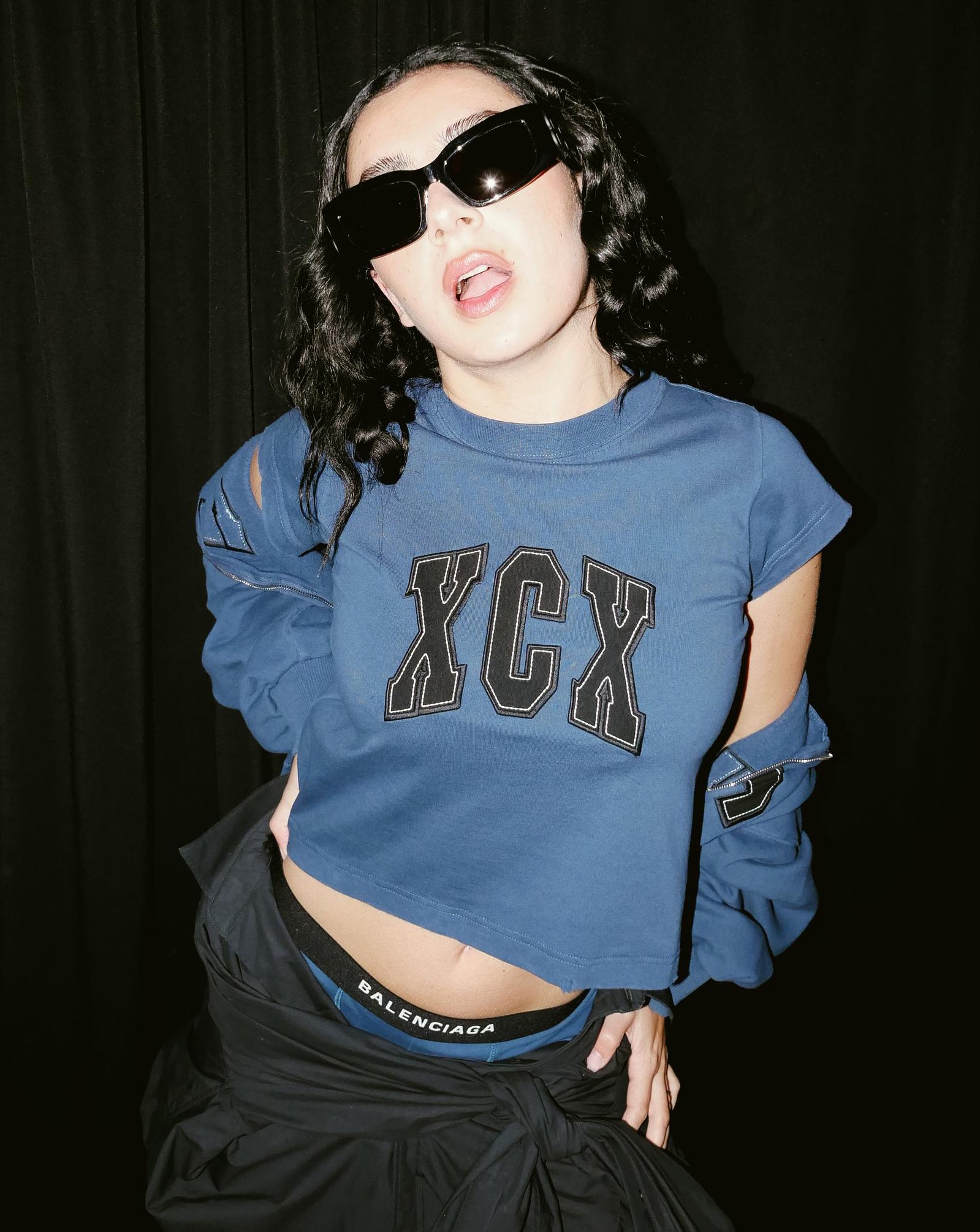 Charli xcx prend la pose dans un pull Balenciaga au logo 