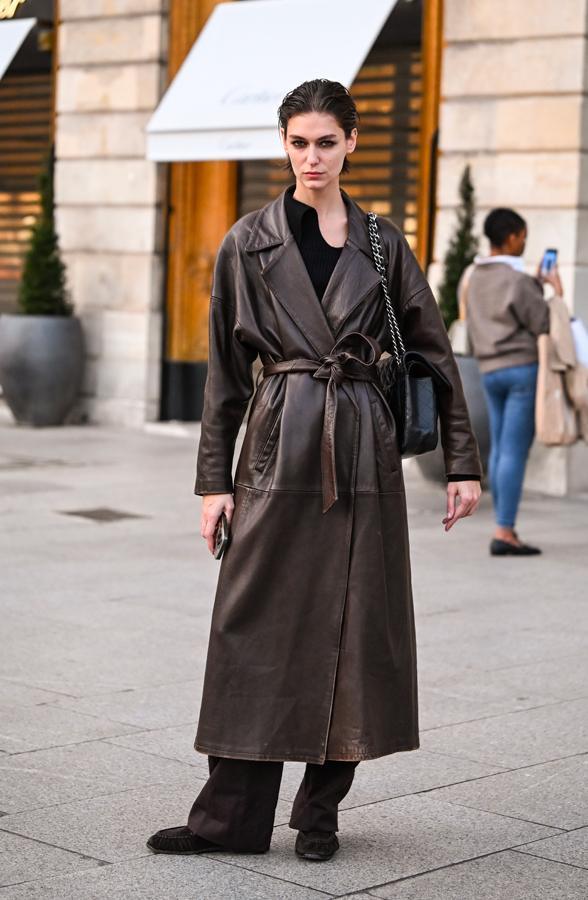 Model Rayssa Medeiros en trench en cuir tendance printemps-ete 2026