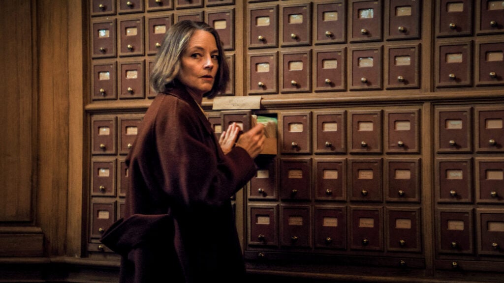 Jodie Foster regarde la caméra dans une photo extraite du film Vie privée (2025) de Rebecca Zlotowski, présenté au Festival de Cannes 2025.