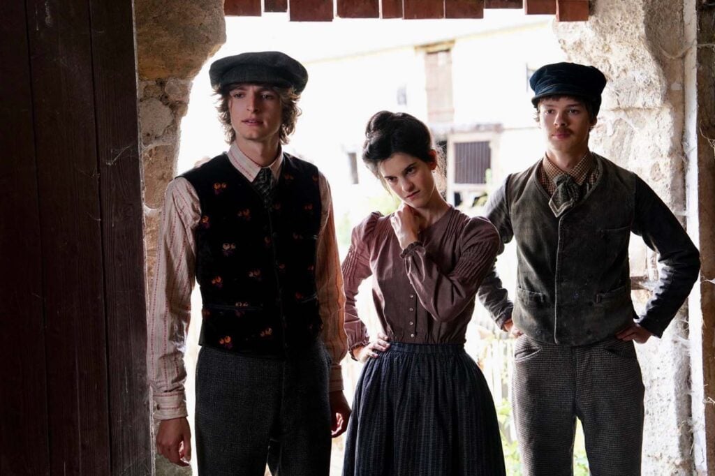 Paul Kircher, Vassili Schneider et Suzanne Lindon dans le film La venue de l'avenir (2025) 