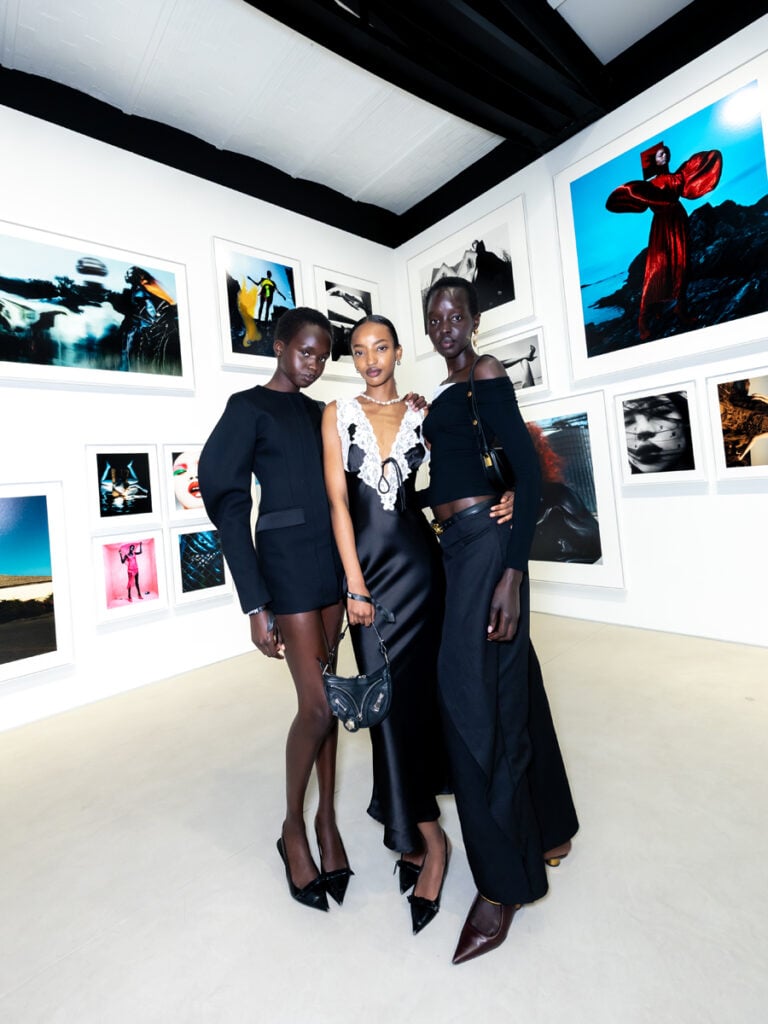 Athiec Geng, Divine Mugisha et Akuol Deng au vernissage de l'exposition Txema Yeste x Numéro