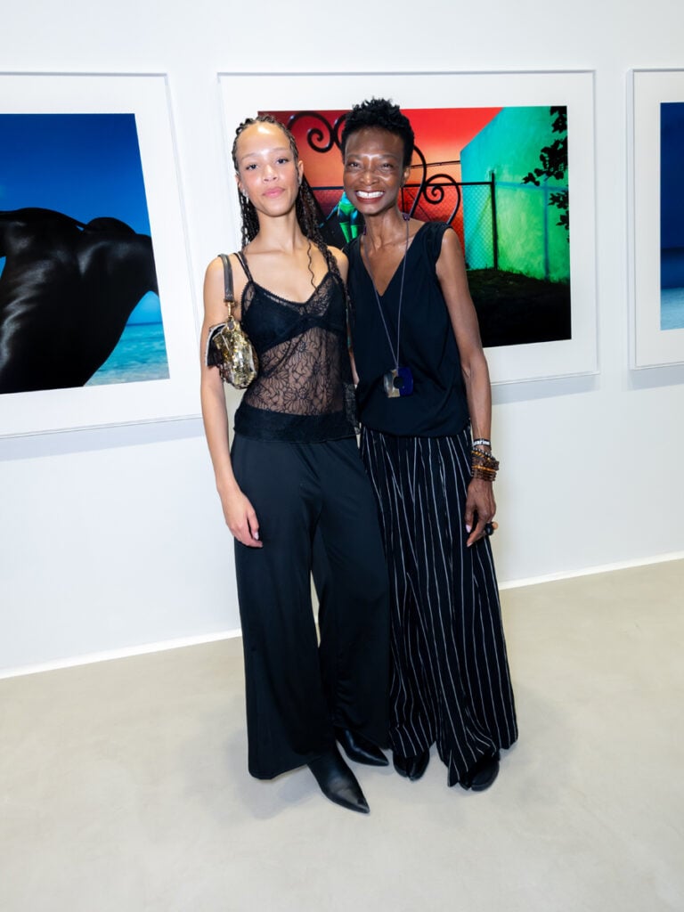 Essoye Mombot et Debra Shaw au vernissage de l'exposition Txema Yeste x Numéro