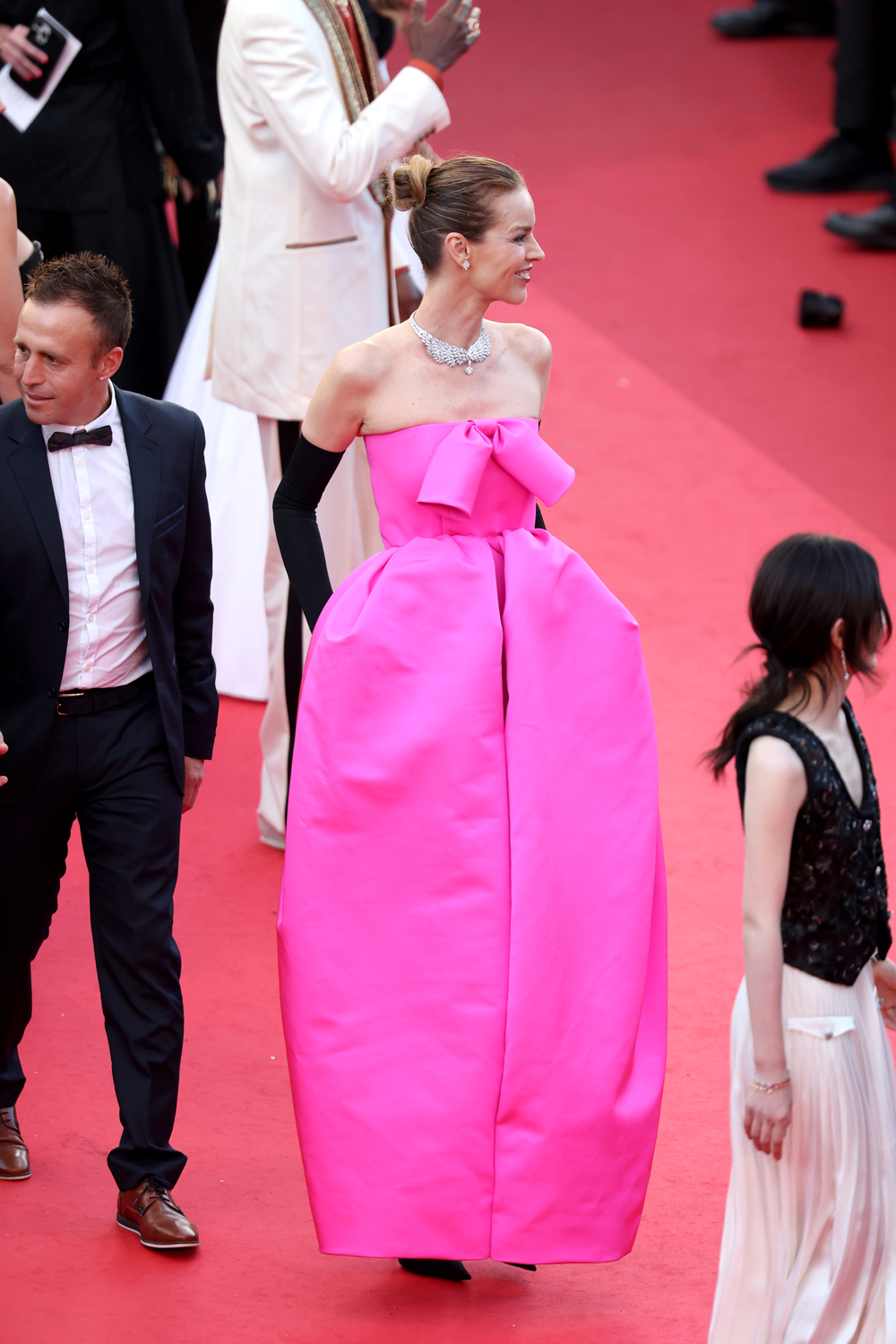 Eva Herzigova en robe rose balenciaga à Cannes