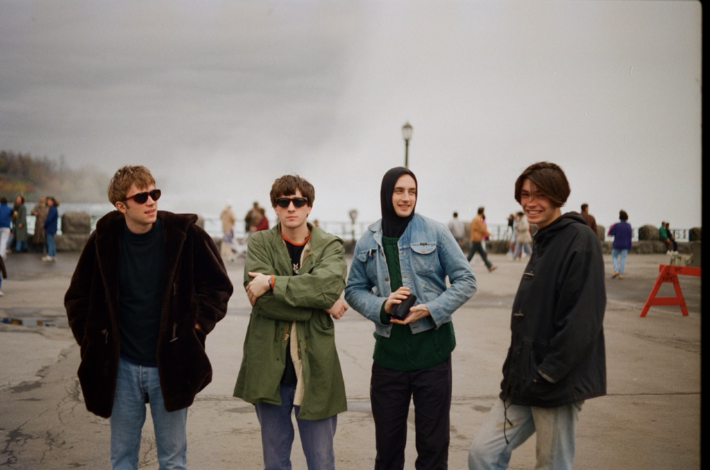 Damon Albarn, Graham Coxon, Dave Byers, directeur de l'éclairage de Blur et Alex James. No One You Know: Dave Rowntree's Early Blur Photos (2025).